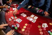 Một trong những những cách chơi đánh lừa người chơi đó là Bluff trong Poker